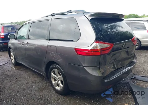 2015 Toyota Sienna Le z USA, uszkodzony, nr VIN 5TDKK3DC8FS632906